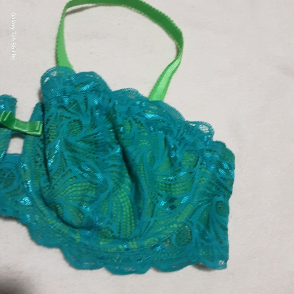 Adore Me 40D. Vibrant Green Lace Bra - Picture 4 of 8